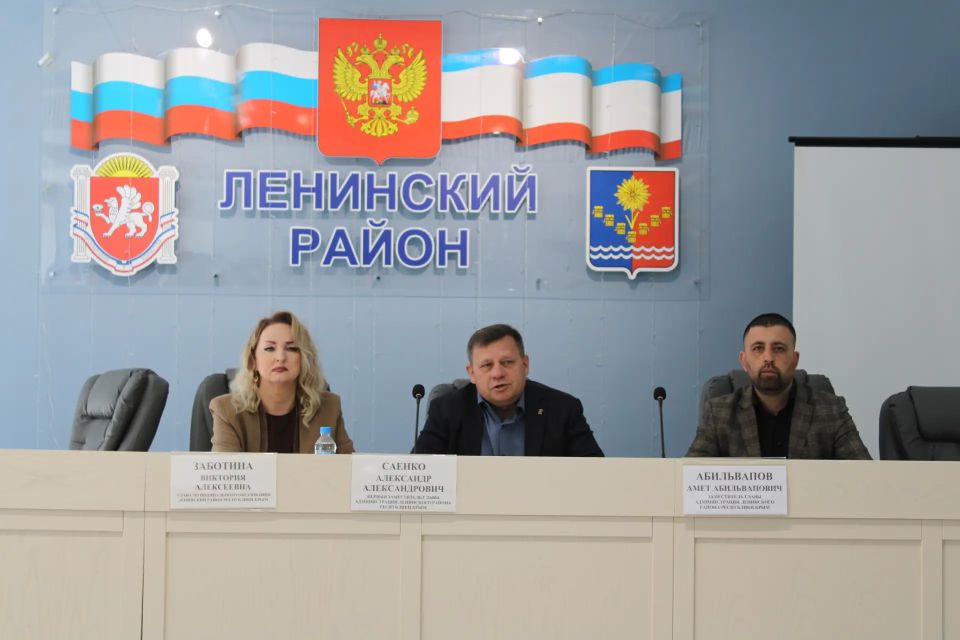 Первый заместитель главы администрации Ленинского района Александр Саенко совместно с председателем районного совета Викторией Заботиной и заместителями главы Аметом Абильваповым и Еленой Рудюк провёл еженедельное аппаратное... Первый заместитель главы администрации Ленинского района Александр Саенко совместно с председателем районного совета Викторией Заботиной и заместителями главы Аметом Абильваповым и Еленой Рудюк провёл еженедельное аппаратное...