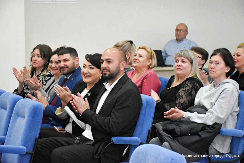Руководители города наградили сотрудников органов местного самоуправления Руководители города наградили сотрудников органов местного самоуправления