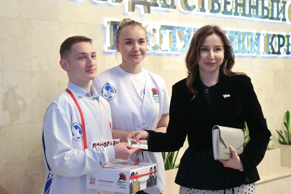 Депутаты крымского парламента присоединились к акции «Красная гвоздика» Депутаты крымского парламента присоединились к акции «Красная гвоздика»