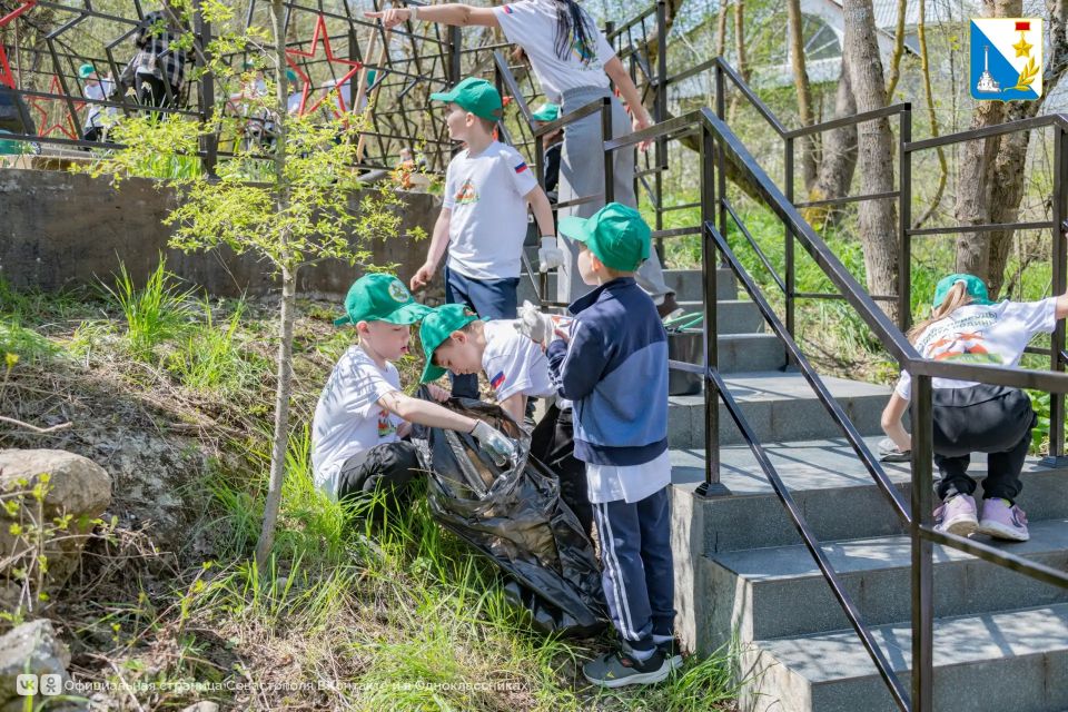 25 юных лесничих привели в порядок памятник Неизвестному солдату в Морозовке