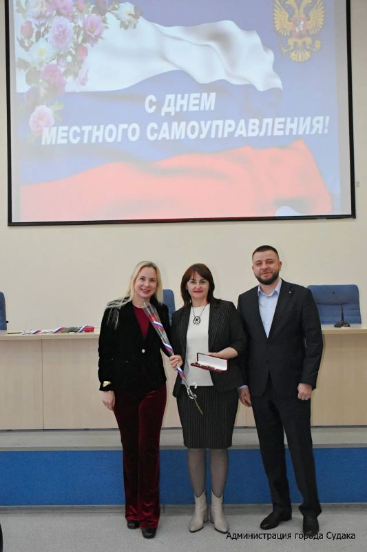 Руководители города наградили сотрудников органов местного самоуправления Руководители города наградили сотрудников органов местного самоуправления