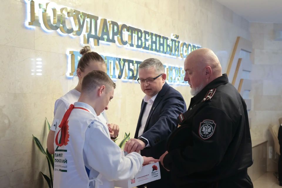 Депутаты крымского парламента присоединились к акции «Красная гвоздика» Депутаты крымского парламента присоединились к акции «Красная гвоздика»