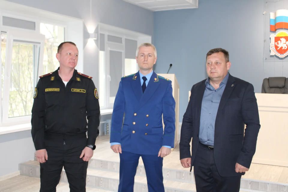 Сегодня в торжественной обстановке первый заместитель главы администрации Александр Саенко, совместно с прокурором района Алексеем Масенко и представителем следственного комитета Валерием Зарубиным, вручили ключи от квартир... Сегодня в торжественной обстановке первый заместитель главы администрации Александр Саенко, совместно с прокурором района Алексеем Масенко и представителем следственного комитета Валерием Зарубиным, вручили ключи от квартир...