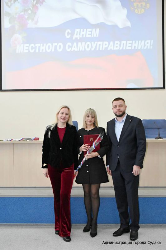 Руководители города наградили сотрудников органов местного самоуправления Руководители города наградили сотрудников органов местного самоуправления