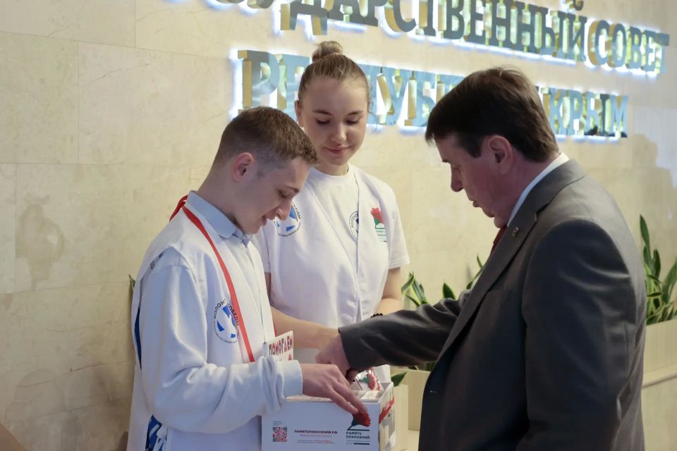 Депутаты крымского парламента присоединились к акции «Красная гвоздика»
