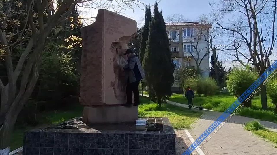 Сотрудники горбольницы №1 приводят в порядок памятник медработникам и участникам обороны Севастополя в годы Великой Отечественной войны