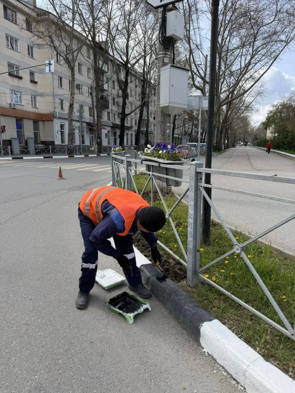 Сотрудники МБУ «Город» совместно с подрядными организациями ежедневно поддерживают порядок в скверах, парках, на улицах Симферополя и общественных пространствах города Сотрудники МБУ «Город» совместно с подрядными организациями ежедневно поддерживают порядок в скверах, парках, на улицах Симферополя и общественных пространствах города