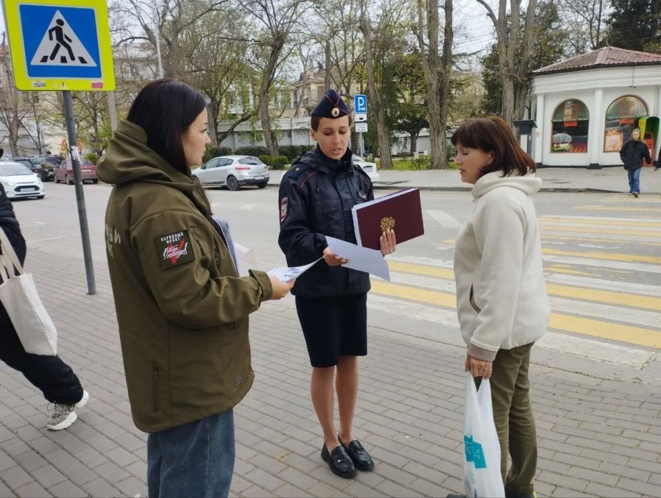 Сотрудники полицейского наркоконтроля организовали профилактический рейд в центре Севастополя Сотрудники полицейского наркоконтроля организовали профилактический рейд в центре Севастополя