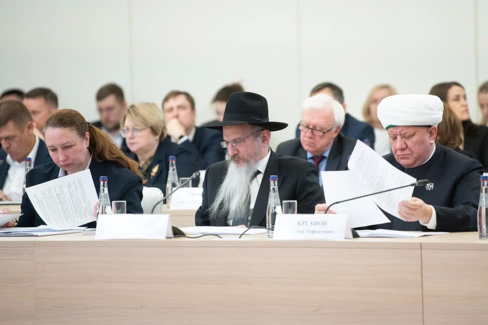 Михаил Развожаев: Сегодня вместе с помощником Президента, секретарем Госсовета Алексеем Геннадьевичем Дюминым и министром культуры РФ Ольгой Борисовной Любимовой провели расширенное заседание комиссии Госсовета по культуре и... Михаил Развожаев: Сегодня вместе с помощником Президента, секретарем Госсовета Алексеем Геннадьевичем Дюминым и министром культуры РФ Ольгой Борисовной Любимовой провели расширенное заседание комиссии Госсовета по культуре и...