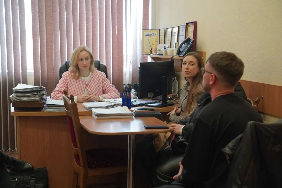 Заместитель министра промышленности и торговли Республики Крым – начальник управления развития внутренней торговли Алина Дикая провела рабочее совещание с представителями торговых сетей региона по вопросу организации на базе...