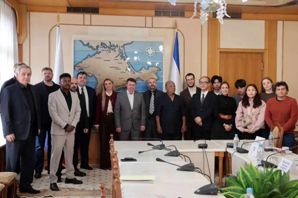 В Госсовете Крыма прошла встреча депутатов с иностранными журналистами В Госсовете Крыма прошла встреча депутатов с иностранными журналистами