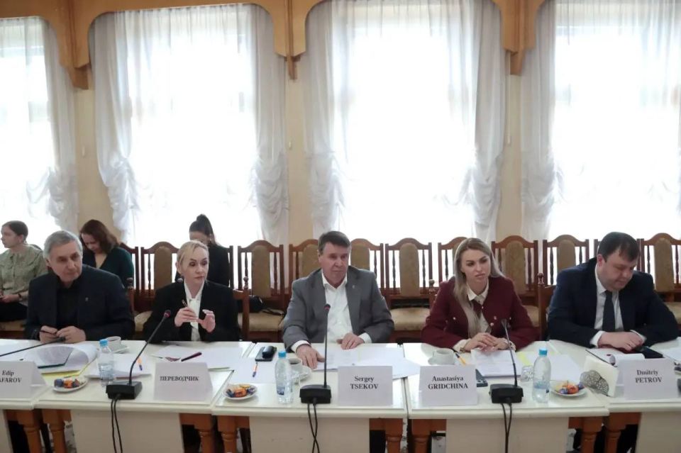 В Госсовете Крыма прошла встреча депутатов с иностранными журналистами В Госсовете Крыма прошла встреча депутатов с иностранными журналистами