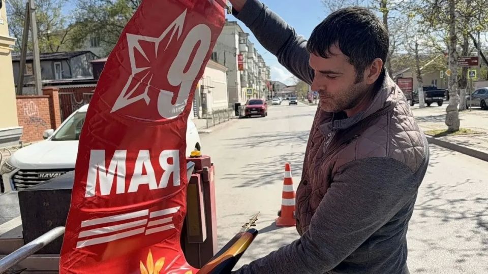 Улицы Керчи украшают ко Дню Победы Улицы Керчи украшают ко Дню Победы