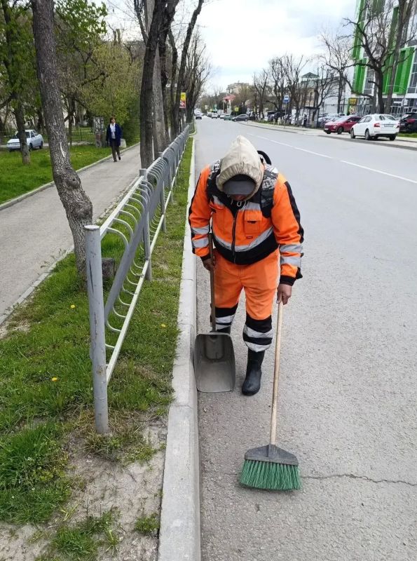Сотрудники МБУ «Город» совместно с подрядными организациями ежедневно поддерживают порядок в скверах, парках, на улицах Симферополя и общественных пространствах города Сотрудники МБУ «Город» совместно с подрядными организациями ежедневно поддерживают порядок в скверах, парках, на улицах Симферополя и общественных пространствах города