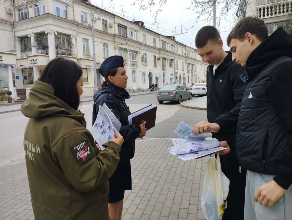 Сотрудники полицейского наркоконтроля организовали профилактический рейд в центре Севастополя Сотрудники полицейского наркоконтроля организовали профилактический рейд в центре Севастополя