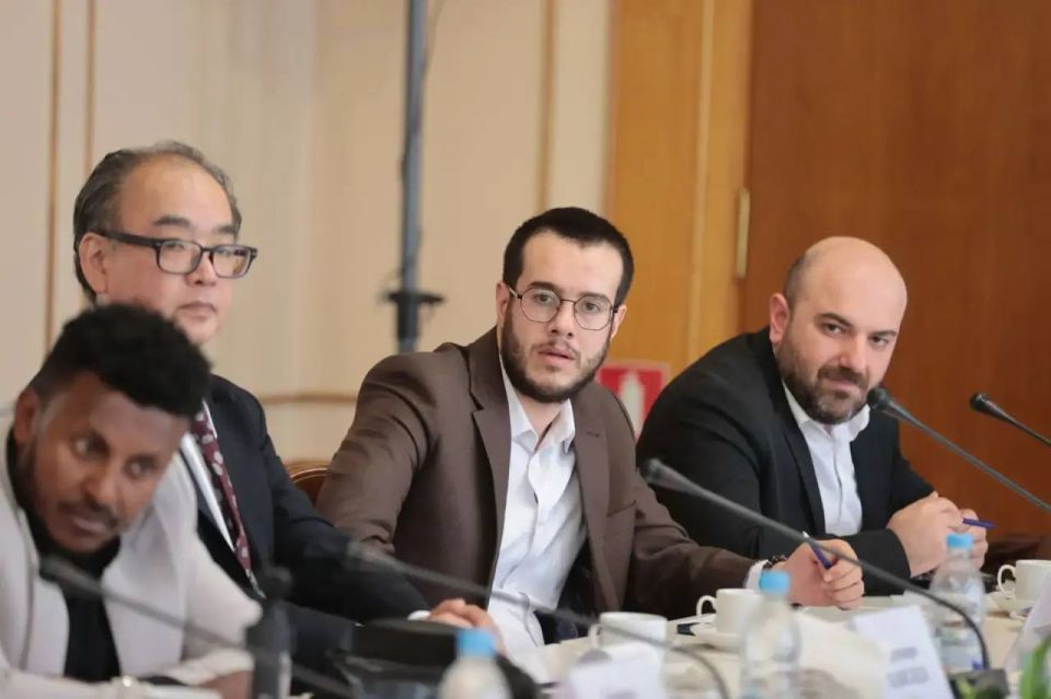 В Госсовете Крыма прошла встреча депутатов с иностранными журналистами В Госсовете Крыма прошла встреча депутатов с иностранными журналистами