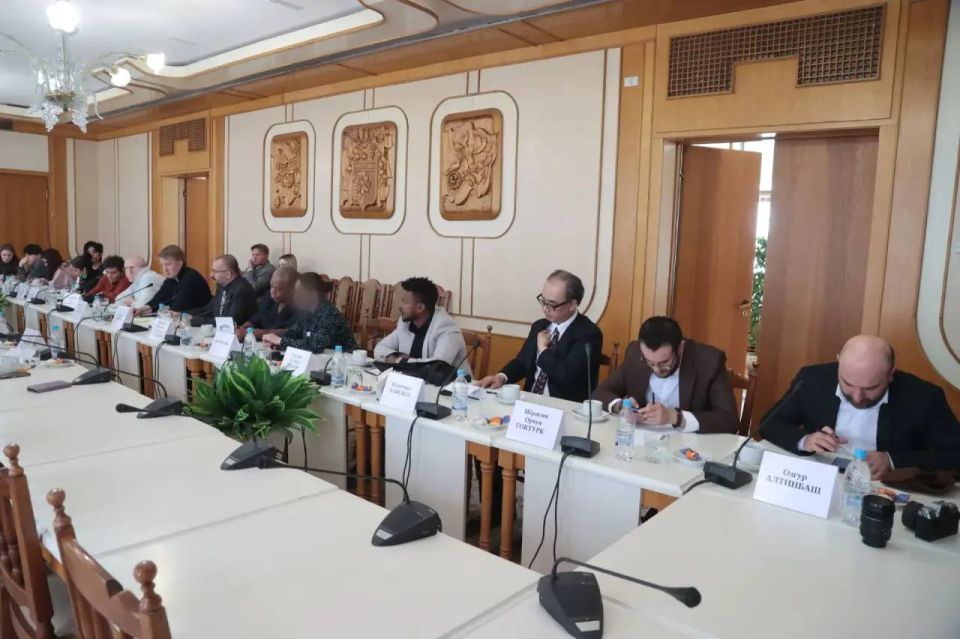 В Госсовете Крыма прошла встреча депутатов с иностранными журналистами В Госсовете Крыма прошла встреча депутатов с иностранными журналистами