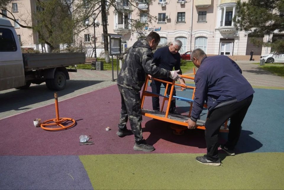 В Керчи продолжается работа по ремонту и обслуживанию детских и спортивных площадок в рамках муниципального контракта В Керчи продолжается работа по ремонту и обслуживанию детских и спортивных площадок в рамках муниципального контракта