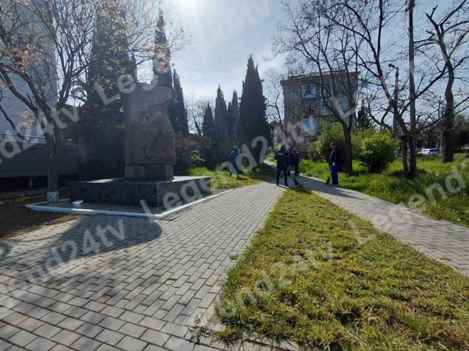 Сотрудники Городской больницы №1 провели уборку памятника медицинским работникам Севастополя и благоустроили прилегающую территорию