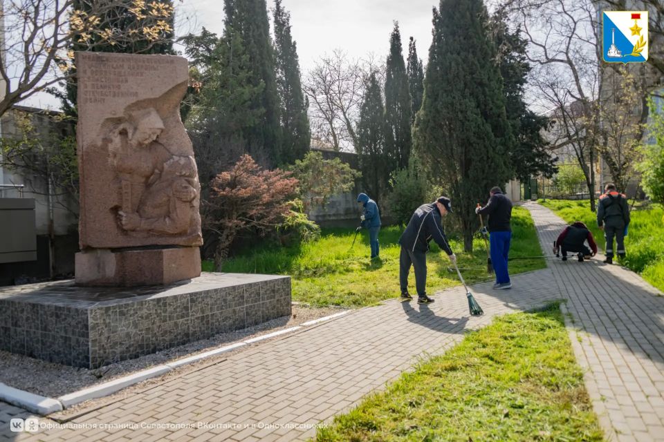 Сотрудники горбольницы № 1 привели в порядок памятник военным медикам Сотрудники горбольницы № 1 привели в порядок памятник военным медикам