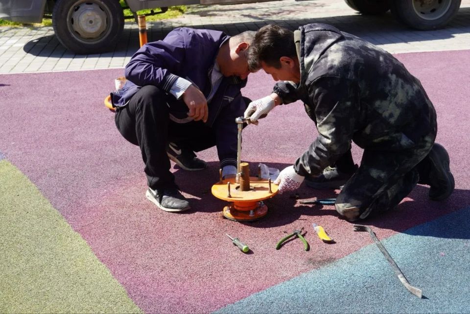В Керчи продолжается работа по ремонту и обслуживанию детских и спортивных площадок в рамках муниципального контракта В Керчи продолжается работа по ремонту и обслуживанию детских и спортивных площадок в рамках муниципального контракта