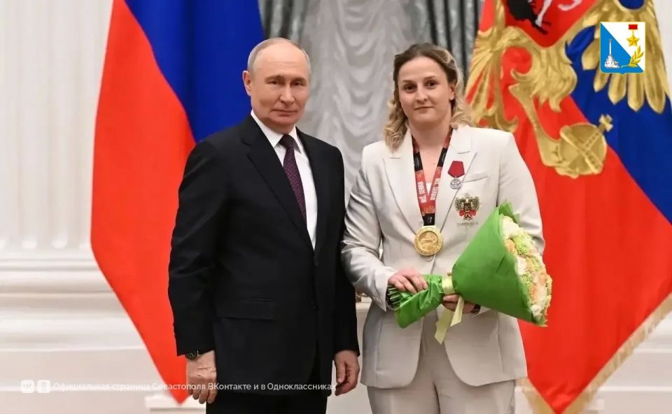 Владимир Путин вручил севастопольской спортсменке Елене Гапешиной медаль ордена «За заслуги перед Отечеством» II степени