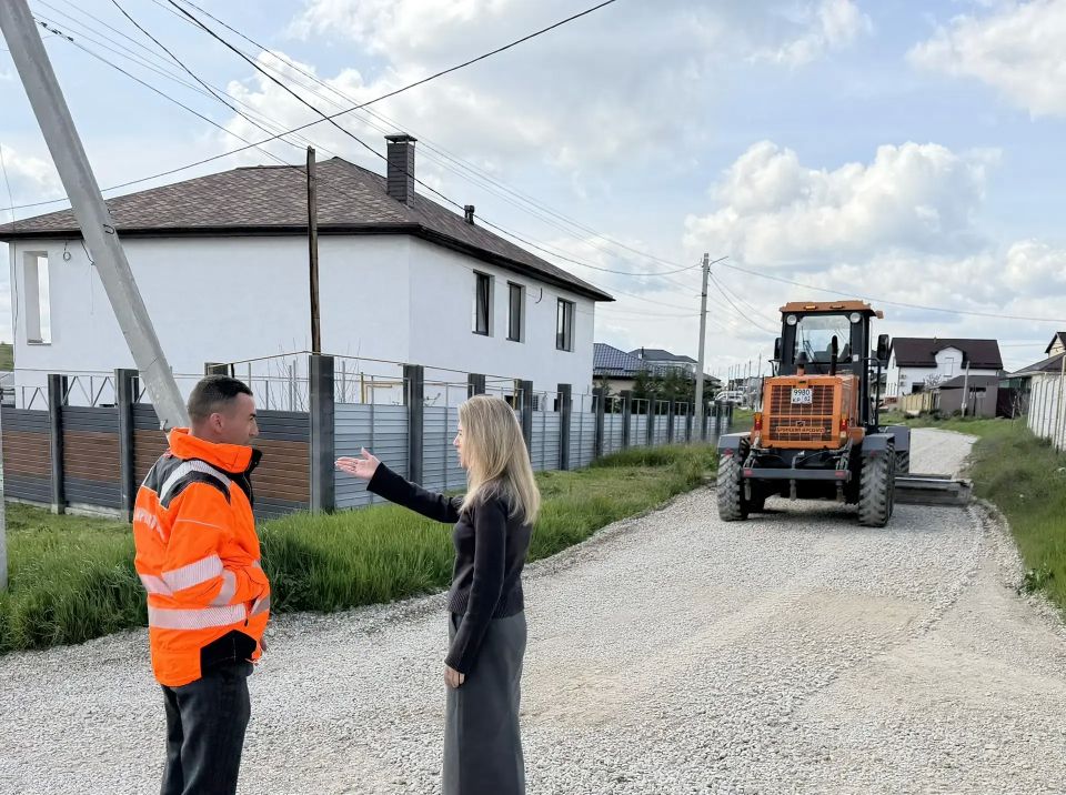 В Симферопольском районе продолжаются работы по ямочному ремонту и грейдированию В Симферопольском районе продолжаются работы по ямочному ремонту и грейдированию