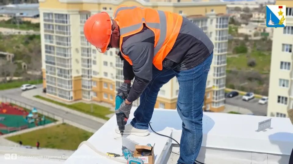 На улице Арсенальной капитально ремонтируют крышу дома № 29 На улице Арсенальной капитально ремонтируют крышу дома № 29