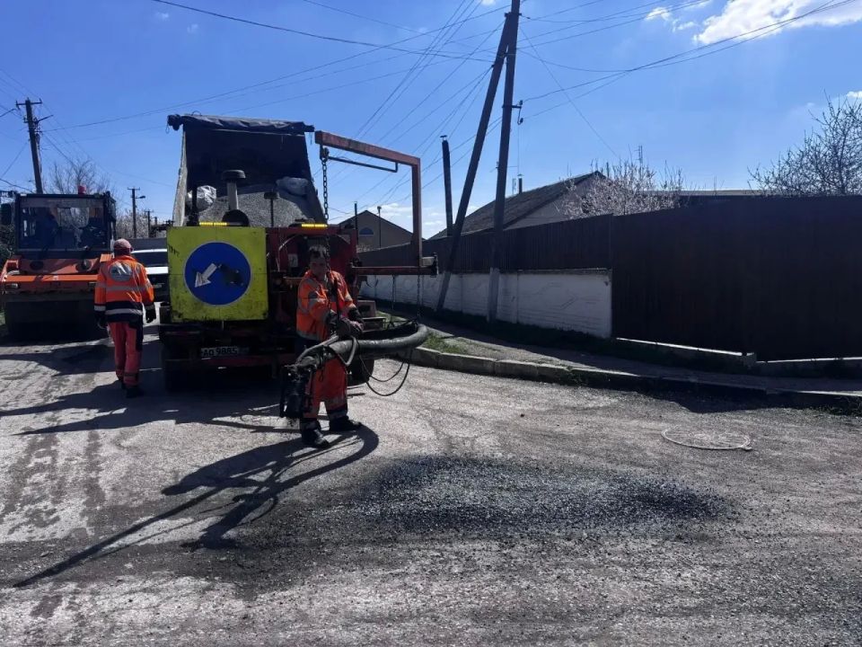 В Симферопольском районе продолжаются работы по ямочному ремонту и грейдированию В Симферопольском районе продолжаются работы по ямочному ремонту и грейдированию