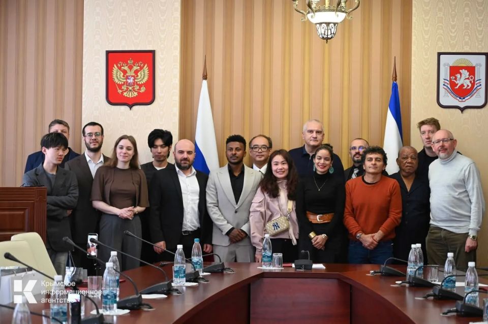 Сегодня в Совете министров Крыма состоялась встреча Главы Республики Крым Сергея Аксёнова с иностранными журналистами из стран Европы, Азии, Африки, Латинской Америки Сегодня в Совете министров Крыма состоялась встреча Главы Республики Крым Сергея Аксёнова с иностранными журналистами из стран Европы, Азии, Африки, Латинской Америки