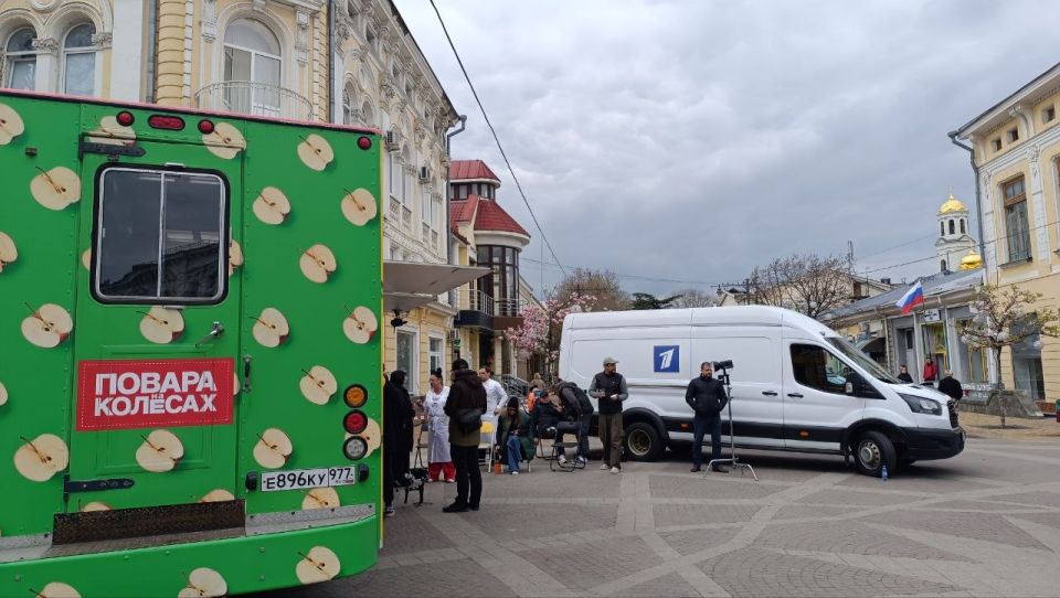 В Симферополе проходят съемки популярной передачи «Повара на колесах» (Первый канал) В Симферополе проходят съемки популярной передачи «Повара на колесах» (Первый канал)