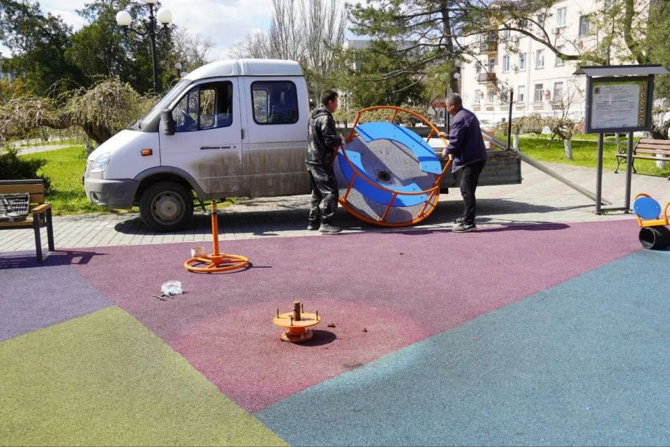 В Керчи продолжается работа по ремонту и обслуживанию детских и спортивных площадок в рамках муниципального контракта В Керчи продолжается работа по ремонту и обслуживанию детских и спортивных площадок в рамках муниципального контракта