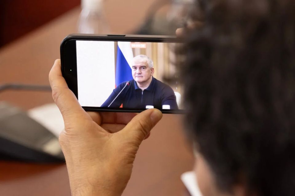 Глава Крыма Сергей Аксёнов встретился с иностранными журналистами Глава Крыма Сергей Аксёнов встретился с иностранными журналистами