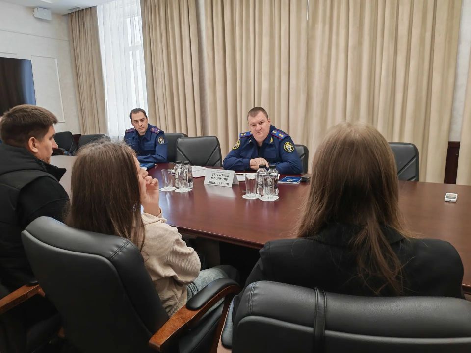 Руководитель ГСУ СК России по Республике Крым и городу Севастополю провел личный прием детей-сирот Руководитель ГСУ СК России по Республике Крым и городу Севастополю провел личный прием детей-сирот