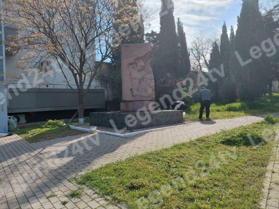Сотрудники Городской больницы №1 провели уборку памятника медицинским работникам Севастополя и благоустроили прилегающую территорию Сотрудники Городской больницы №1 провели уборку памятника медицинским работникам Севастополя и благоустроили прилегающую территорию