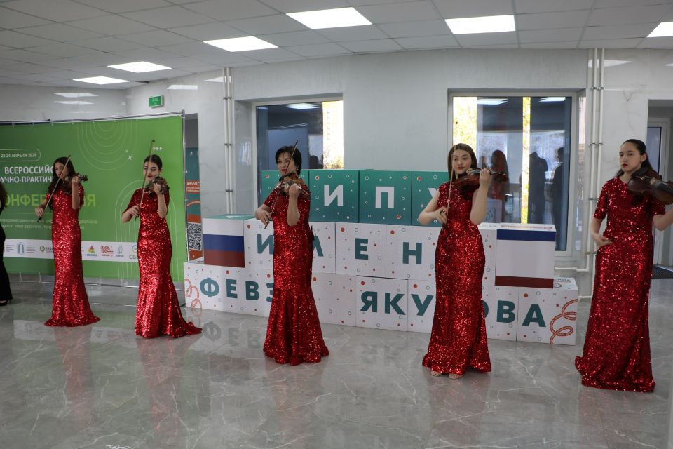 Сегодня в КИПУ имени Февзи Якубова сотрудников и гостей встречали музыкой