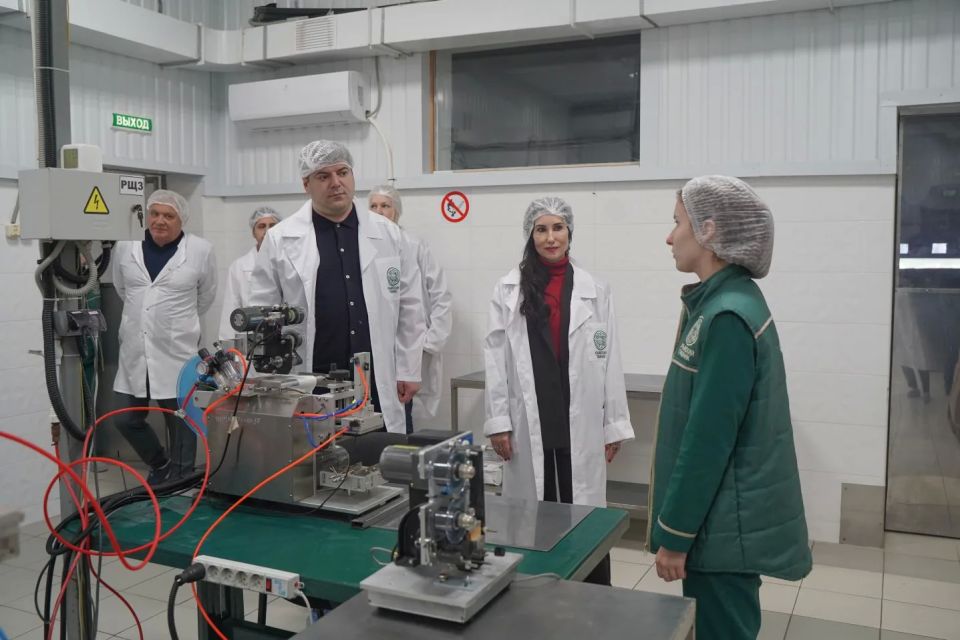 Министр промышленности и торговли Республики Крым Анушаван Агаджанян совместно с председателем Комитета Госсовета Крыма по промышленности, торговле и предпринимательству Оксана Доброрез с рабочим визитом посетили... Министр промышленности и торговли Республики Крым Анушаван Агаджанян совместно с председателем Комитета Госсовета Крыма по промышленности, торговле и предпринимательству Оксана Доброрез с рабочим визитом посетили...