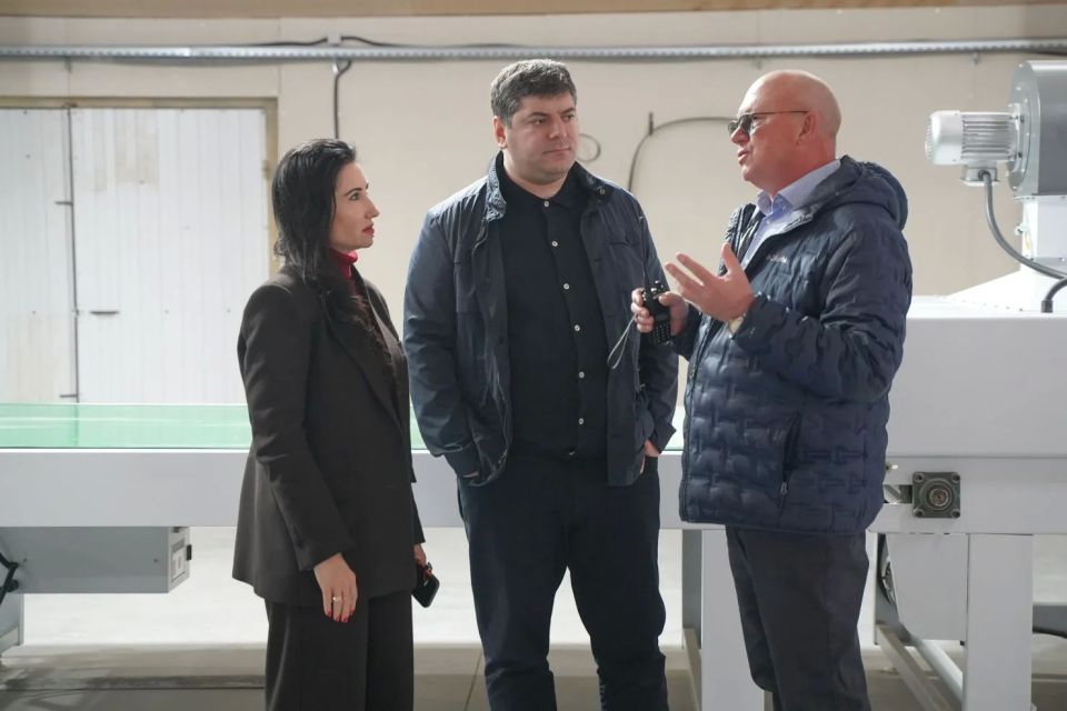 Министр промышленности и торговли Республики Крым Анушаван Агаджанян совместно с председателем Комитета Госсовета Крыма по промышленности, торговле и предпринимательству Оксана Доброрез с рабочим визитом посетили... Министр промышленности и торговли Республики Крым Анушаван Агаджанян совместно с председателем Комитета Госсовета Крыма по промышленности, торговле и предпринимательству Оксана Доброрез с рабочим визитом посетили...