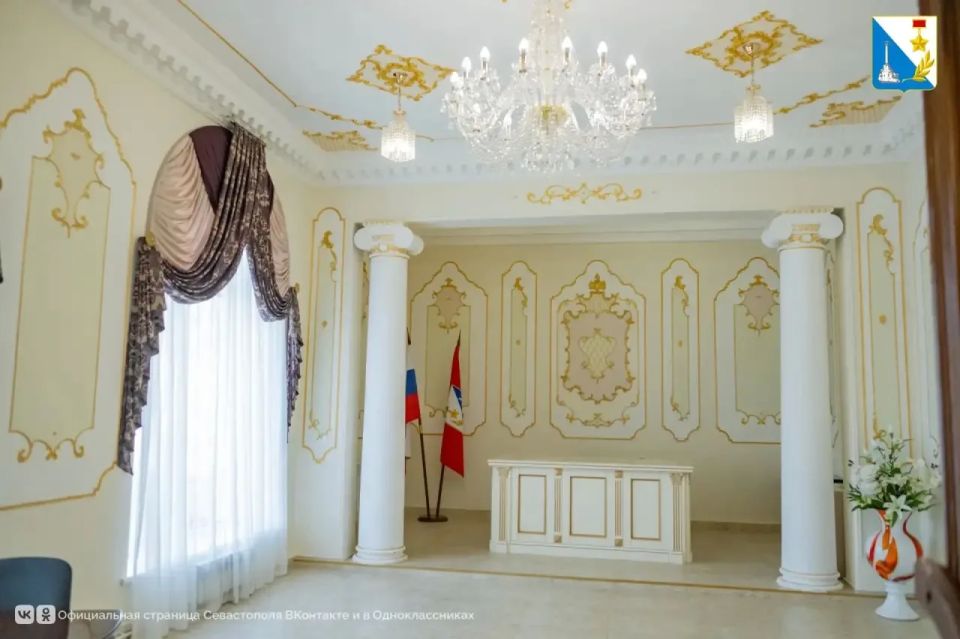 В Ленинском районе вручили 300-й с начала года памятный знак «Родившемуся в Городе-Герое Севастополе» В Ленинском районе вручили 300-й с начала года памятный знак «Родившемуся в Городе-Герое Севастополе»
