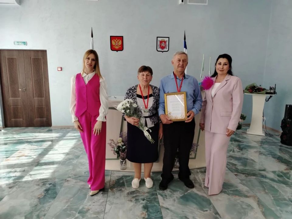 Летом Нижнегорский районный отдел ЗАГС распахнул двери своего нового, великолепного здания, украшенного прекрасным залом для торжественных церемоний Летом Нижнегорский районный отдел ЗАГС распахнул двери своего нового, великолепного здания, украшенного прекрасным залом для торжественных церемоний