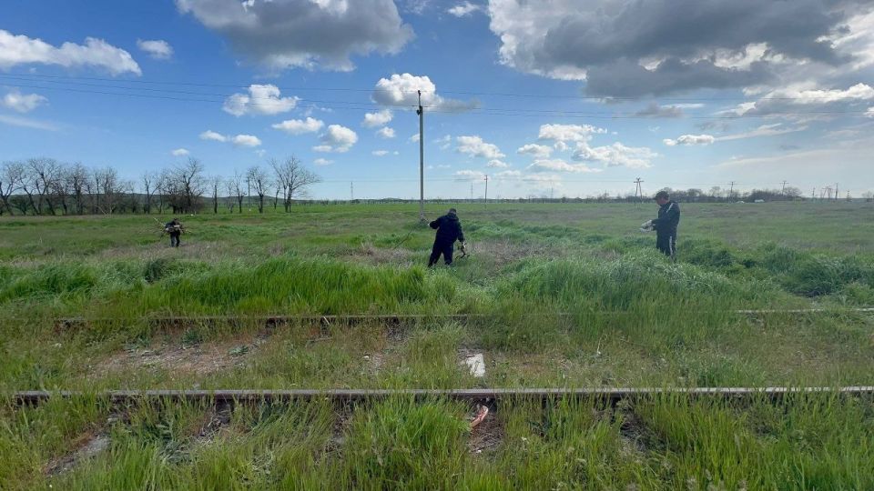 В Керчи продолжается уборка межквартальных пространств В Керчи продолжается уборка межквартальных пространств