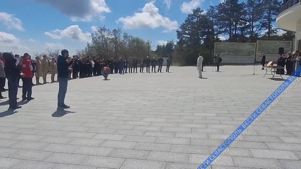 В Севастополь передали копию знамени Победы