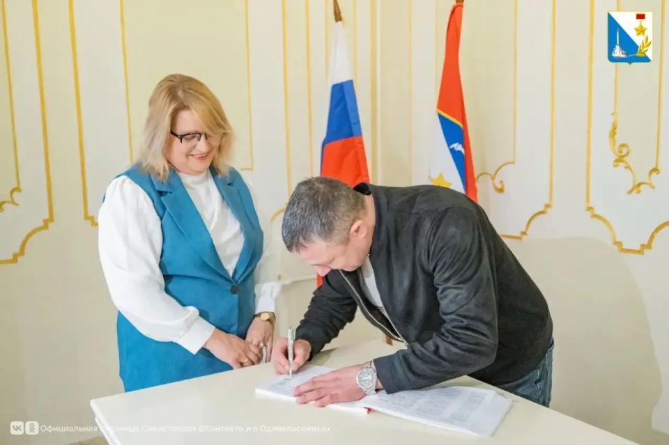 В Ленинском районе вручили 300-й с начала года памятный знак «Родившемуся в Городе-Герое Севастополе» В Ленинском районе вручили 300-й с начала года памятный знак «Родившемуся в Городе-Герое Севастополе»