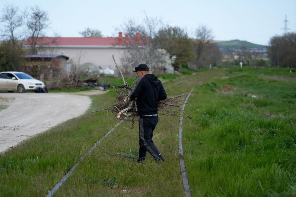 В Керчи продолжается уборка межквартальных пространств В Керчи продолжается уборка межквартальных пространств