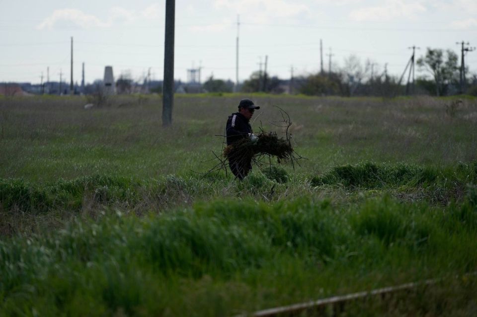 В Керчи продолжается уборка межквартальных пространств В Керчи продолжается уборка межквартальных пространств