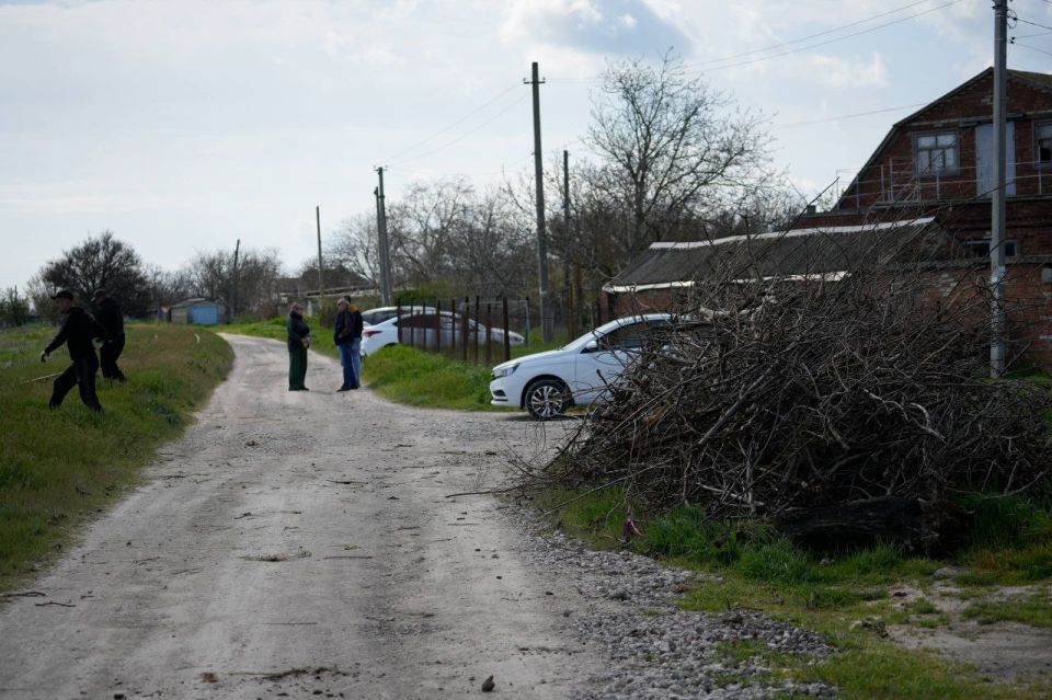 В Керчи продолжается уборка межквартальных пространств В Керчи продолжается уборка межквартальных пространств