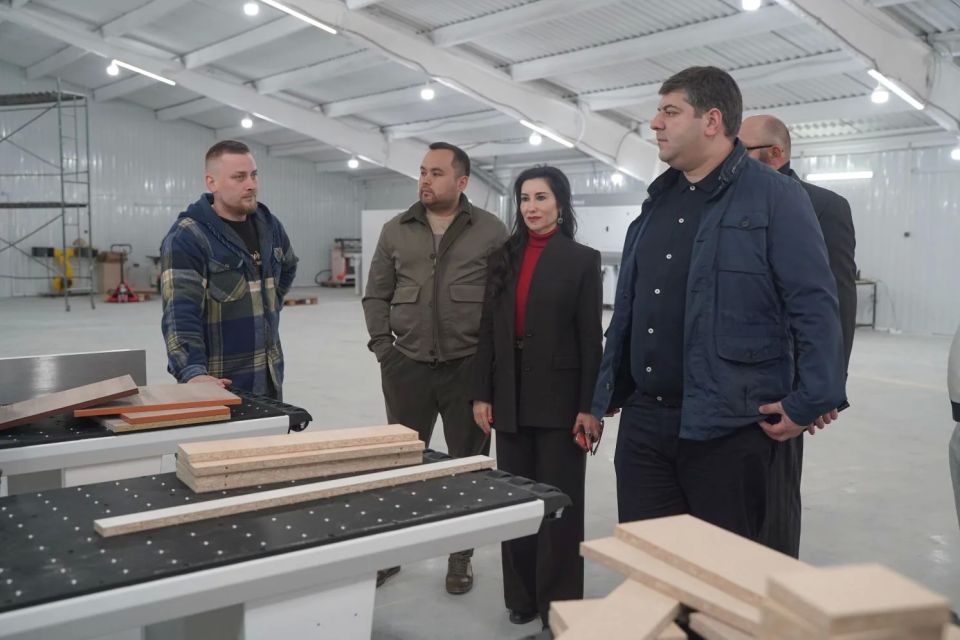 Министр промышленности и торговли Республики Крым Анушаван Агаджанян совместно с председателем Комитета Госсовета Крыма по промышленности, торговле и предпринимательству Оксана Доброрез с рабочим визитом посетили... Министр промышленности и торговли Республики Крым Анушаван Агаджанян совместно с председателем Комитета Госсовета Крыма по промышленности, торговле и предпринимательству Оксана Доброрез с рабочим визитом посетили...