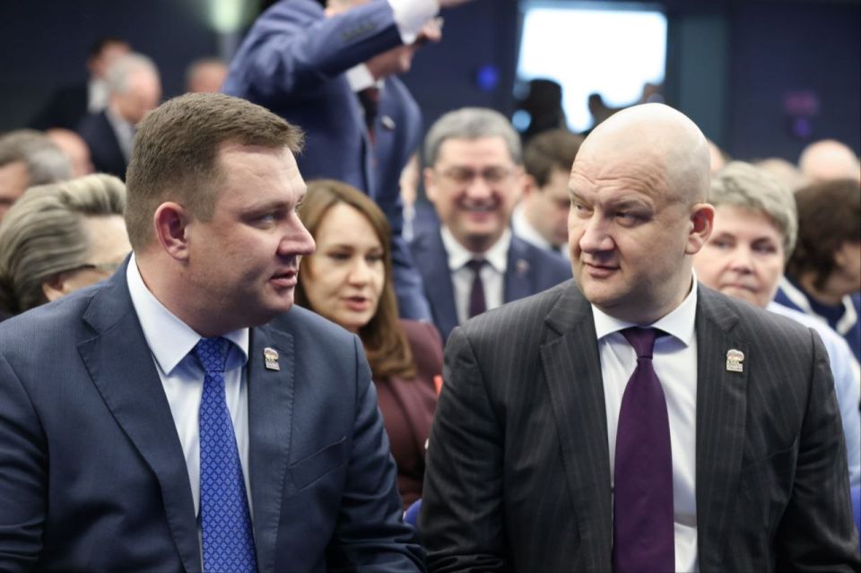 Юрий Нестеренко: Сегодня состоялось собрание партийной фракции в Государственной Думе, под председательством секретаря Генсовета Владимира Владимировича Якушева. Юрий Нестеренко: Сегодня состоялось собрание партийной фракции в Государственной Думе, под председательством секретаря Генсовета Владимира Владимировича Якушева.