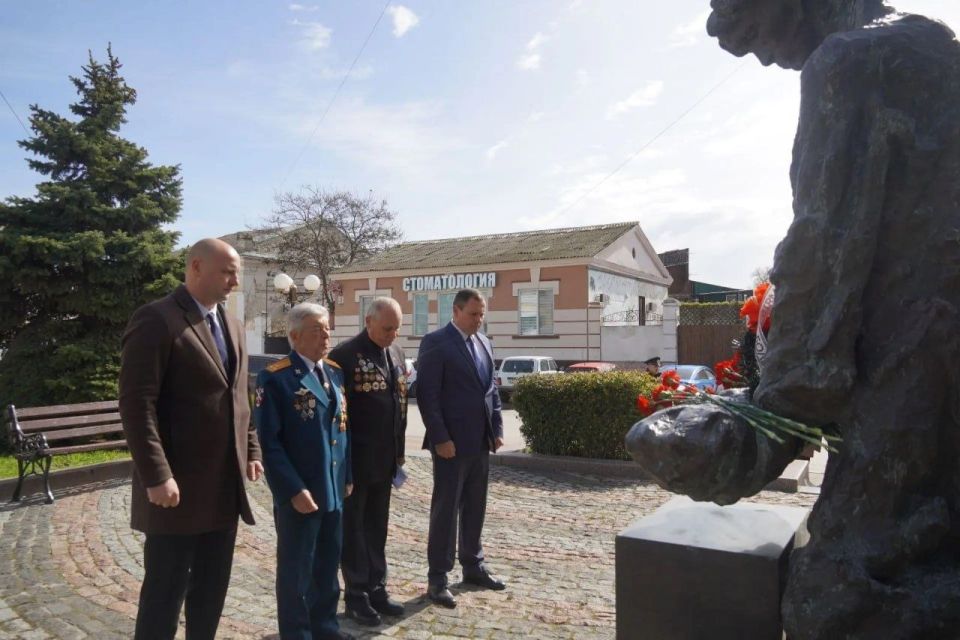 В канун 40-й годовщины аварии на Чернобыльской АЭС в Керчи прошло возложение цветов к мемориалу в память о жертвах одной из страшнейших техногенных катастроф 20 века В канун 40-й годовщины аварии на Чернобыльской АЭС в Керчи прошло возложение цветов к мемориалу в память о жертвах одной из страшнейших техногенных катастроф 20 века