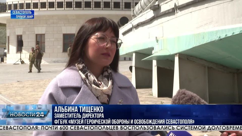 Копию Знамени Победы развернули на территории севастопольского мемориала «Сапун-гора»